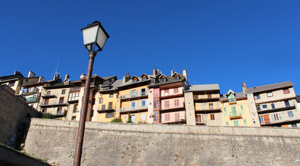 Briançon / Façades dans la Cité Vauban vues de la Porte d'Embrun	