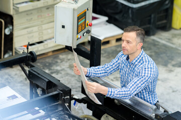 employee of a printing company at work