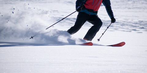 Ein Schwung im Tiefschnee
