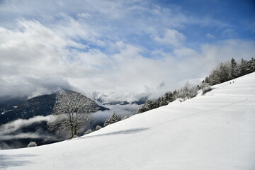 Paysage de montagne en hiver dans les Alpes (Savoie)
