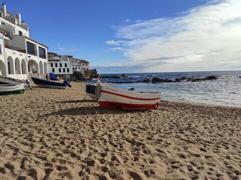 Playa de Calau con barca roja y blanca, en Calella de Palafrugell  