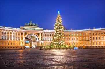 Fototapeta premium New Year's tree on the Palace Square and the arch of the General Staff building in St. Petersburg