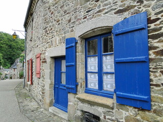Plakat Casa de piedra con ventanas azules en la villa histórica de Léhon (Dinan, Francia)