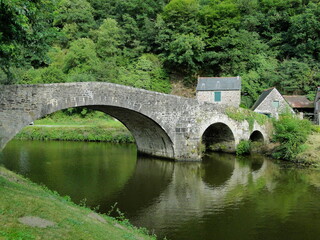 Fototapeta na wymiar Puente medieval en la villa histórica de Léhon (Dinan, Francia)