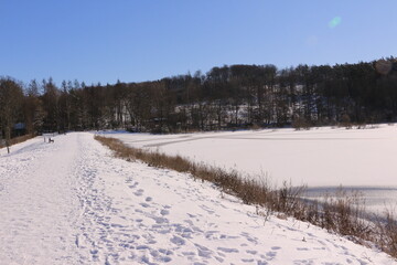 Blick auf den zugefrorenen Oeseteich in Menden im Sauerland