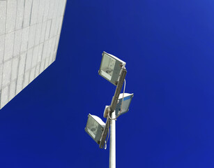 vista minimalista di un lampione stradale contro il cielo blu