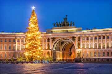 Arch of the main headquarters on Palace Square and a New Year tree in St. Petersburg