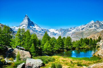 Naklejka na ściany i meble Matterhorn mit kleinem See und Bäumen