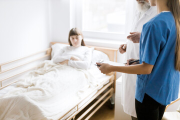 Obraz premium Profession doctors and helpful nurses with patients trying to find diagnose