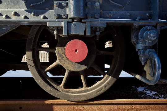 d&eacute;tail d'un essieu en acier avec roues de chemin de fer &agrave; vapeur ancien avec de la neige en hiver 