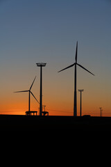 Windturbinen im Hamburger Hafen im Sonnenuntergang