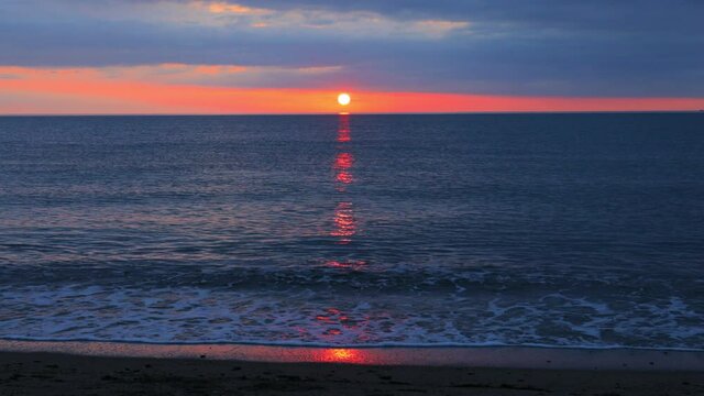 海に沈む夕日　太陽　2月　冬の日本海