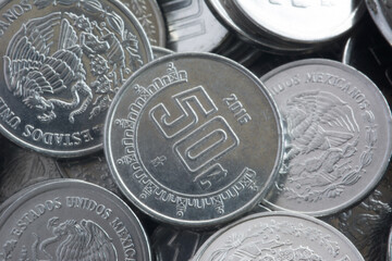 Muchas Monedas de 50 centavos mexicanos.
Many Mexican 50 centavos coins.