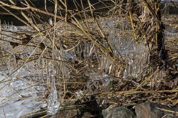wundervolle winterliche Eisfiguren am Ahrufer