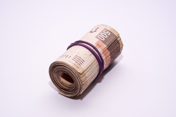 Rollo de billetes mexicanos de 500 pesos atados con una liga, Roll of 500 Mexican peso bills tied...