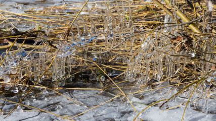 wundervolle winterliche Eisfiguren am Ahrufer