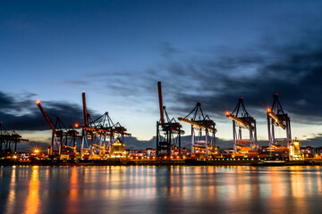Containerterminal Altenwerder zur Blauen Stunde - Pulsschlag des Hafens
