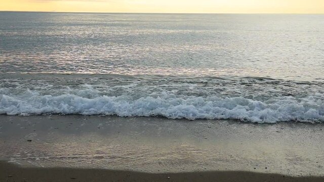 海の波　夕日　砂浜　スロー