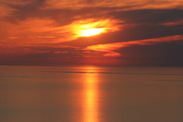 tramonto di fuoco sul mare