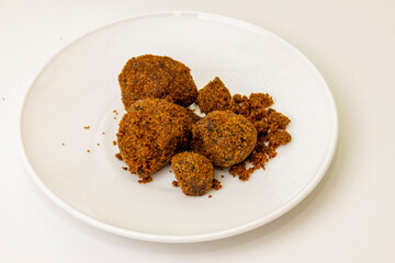 brown cane sugar in a white saucer