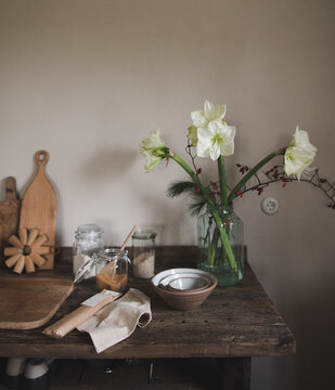 Landhaus K&uuml;che mit weihachtlicher floraler Dekoration in einer Vase
