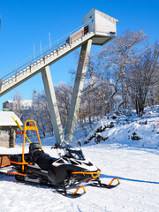Fototapeta premium Mattenschanze (Skisprungschanze) und Motorschlitten