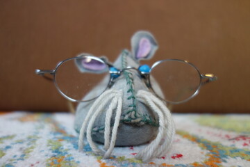Belesene intelligent aussehende Stofftier Maus mit vielzu großer altmodischer Brille und treuen...