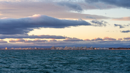 la ville de la Grande motte et ses immeubles triangulaire en bord de mer méditerranée