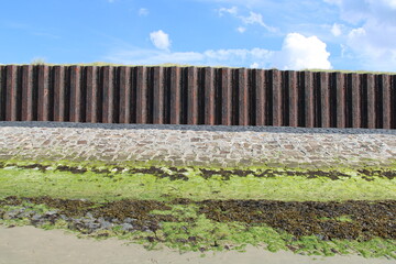 Bulkheads in Spiekeroog at the shoreline / Spiekeroog, Spundw&auml;nde am Strand