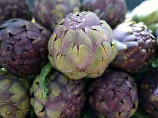 Obraz premium alcachofas en cantidad