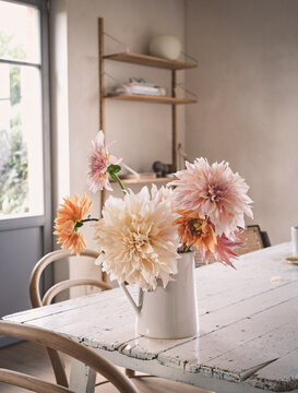 Sommerblumen in einem Keramikkrug auf einem alten Holztisch