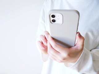 スマートフォンを操作する女性