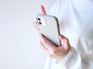 スマートフォンを操作する女性