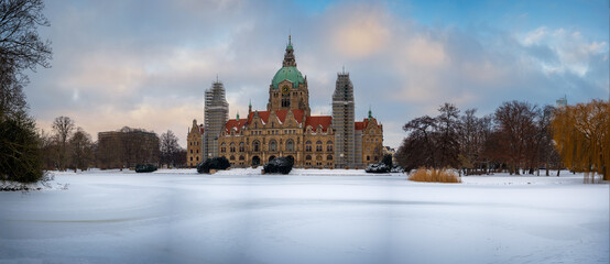 Neues Rathaus von Hannover im Winter bei Schnee als Panorama