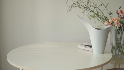 Jarrón blanco. Jarra con flores