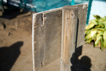 木製の看板・裏側・古い・アップ