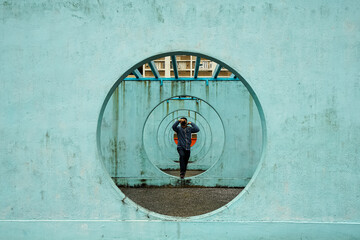 Photographer, layers of walls with circles.
