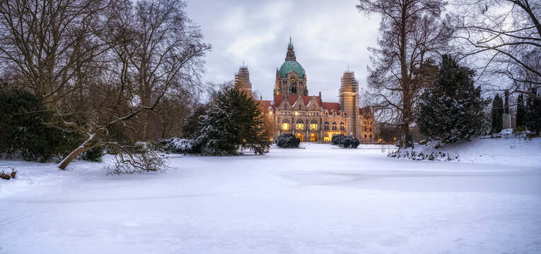 Neues Rathaus von Hannover im Winter bei Schnee als Panorama