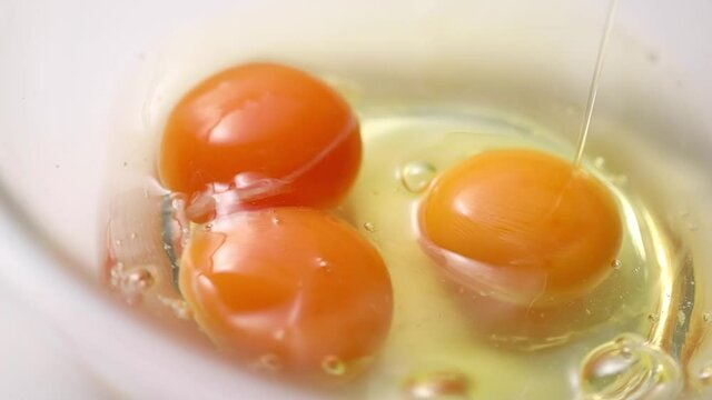 ボールに生卵を入れる