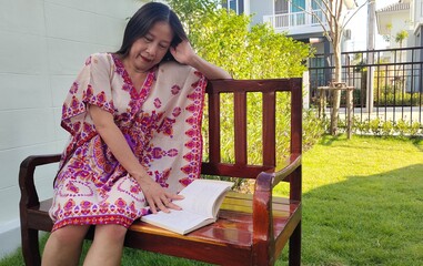 woman sitting and read a book on the bench.