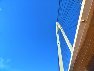 快晴の青空を背景にした斜張橋のある風景