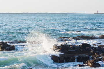 夕陽を反射して輝く波
