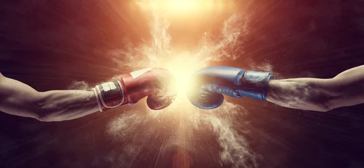 Crédence de cuisine en verre imprimé Best-sellers Sport Deux mains masculines dans des gants de boxe. Affrontements sportifs.