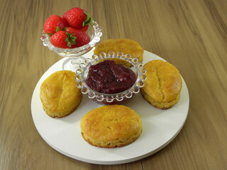 pão de sal caseiro com geleia de morango 10 
homemade salt bread with strawberry jam