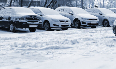 In the parking lot there are cars in a row, covered with snow. On one of them, a heart-shaped declaration of love is drawn and the letter "I"is written.