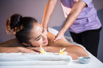 Obraz na płótnie Canvas Thai oil massage to Asian young woman in spa salon