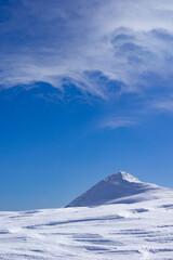 Fototapeta na wymiar 雲と雪山