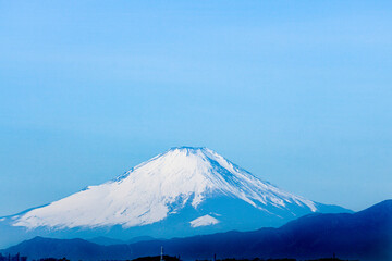 雪の富士山と青空