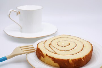 白背景上にロールケーキ