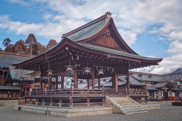 Fototapeta premium 滋賀県近江八幡市にある沙沙貴神社の拝殿と境内風景